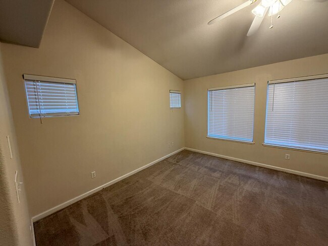 Building Photo - 5731 N Tracy Ave