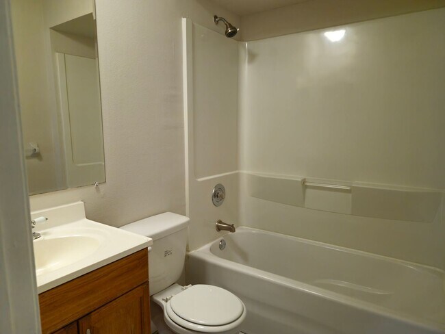 Building Photo - Very Cozy 2 Bedroom 1 Bath with Water incl...