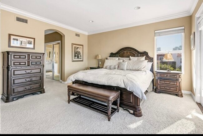 Building Photo - 9 Marisol