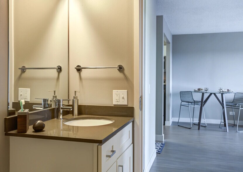 Building Photo - 2554 N Clark St