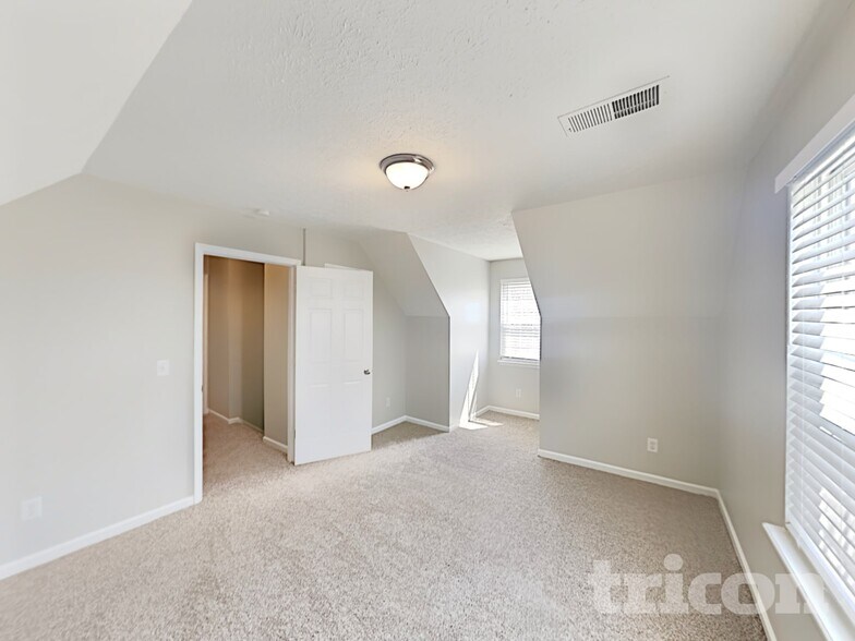 Building Photo - 1013 Heather Dr