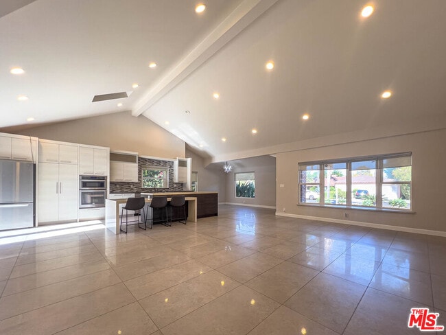 Building Photo - 15424 Camarillo St