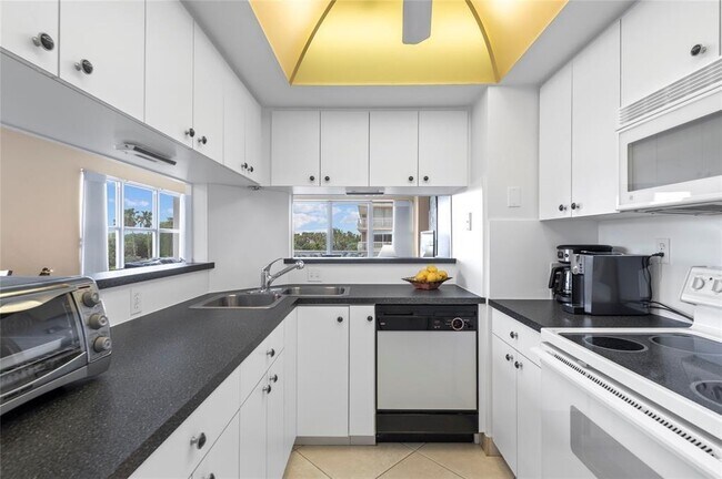 Building Photo - 4010 Galt Ocean Dr