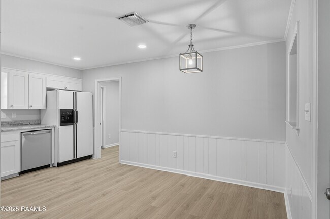 Building Photo - 119 Canada Dr