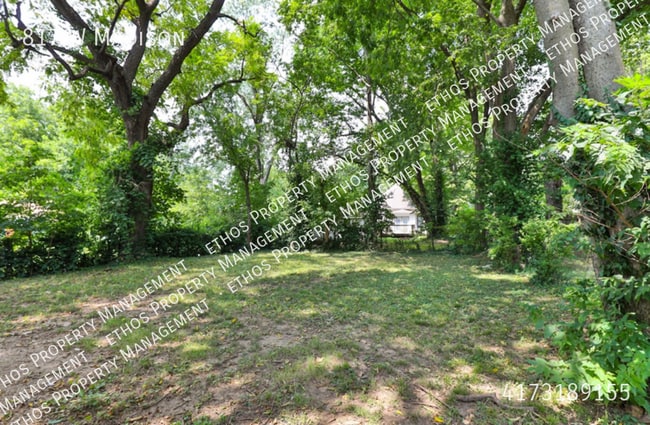 Building Photo - 817 W Madison-