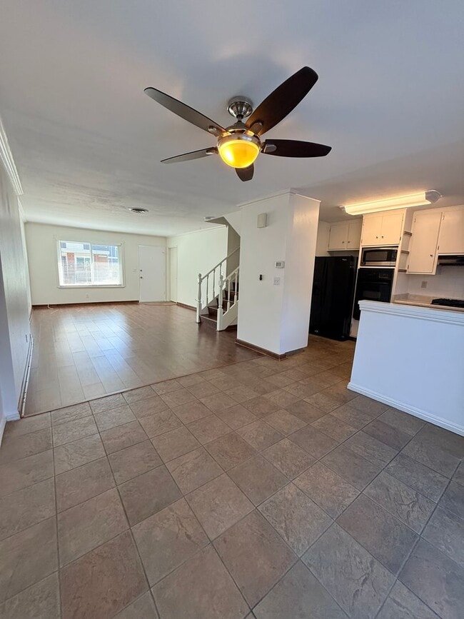 Building Photo - Spacious 3 bedroom 2 bath townhome with 2 car garage in Costa Mesa.