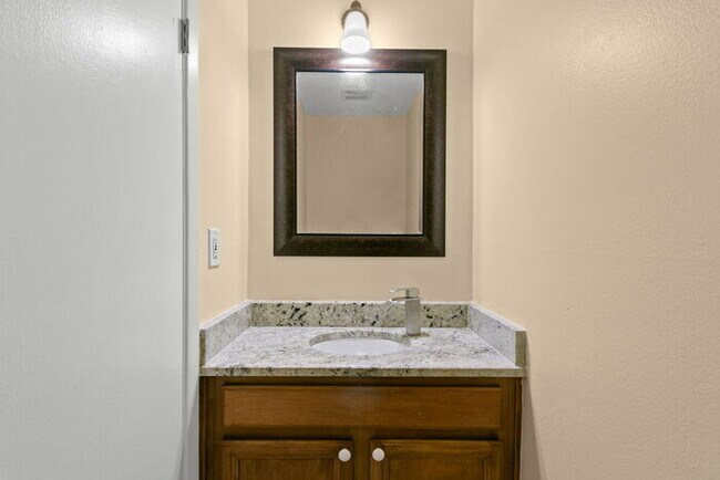 Building Photo - Town Home For Rent in Town 'n' Country!