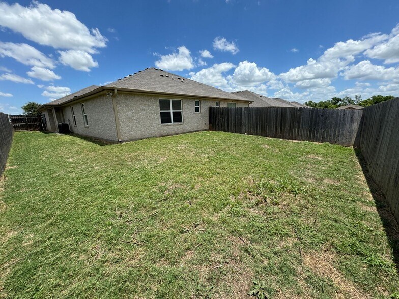 Building Photo - 523 Kacie Dr