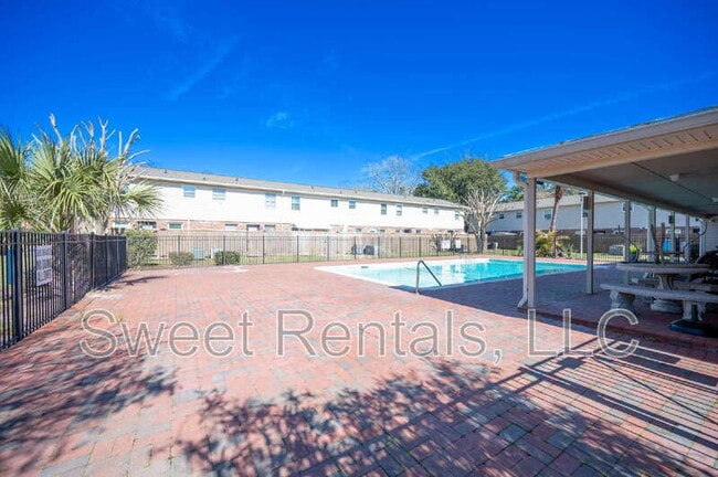 Building Photo - 415 Parkdale Dr