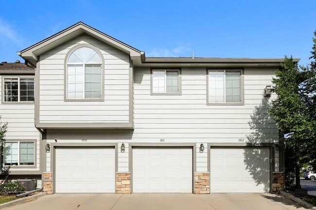 Building Photo - Spacious, Updated 2BR / 2 BA Condo in Gated Community!