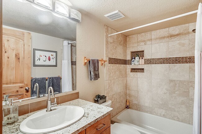 Building Photo - Move In Special! Furnished! Updated 3bed/3bath! 1 car garage! Heat included! Flexible lease terms!