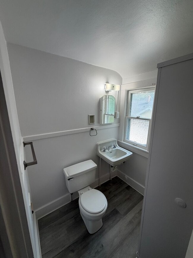 Building Photo - 702 Bertch Ave
