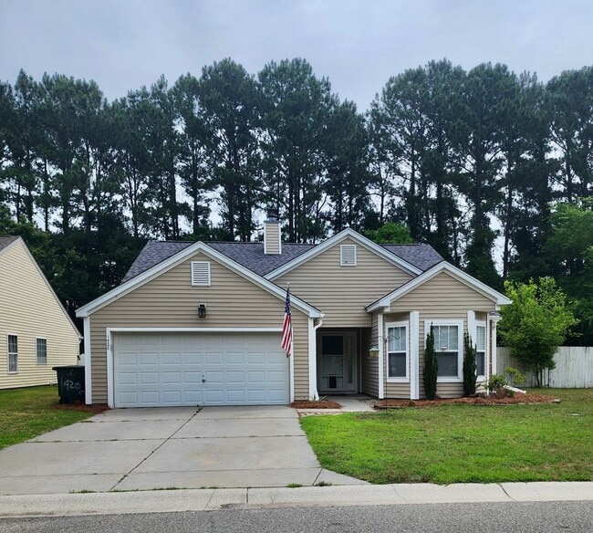 Building Photo - Spacious 3 bedroom with an outside oasis -...