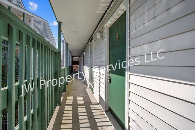 Building Photo - Bright & Cozy 1-Bedroom Condo in Prime Metairie Location