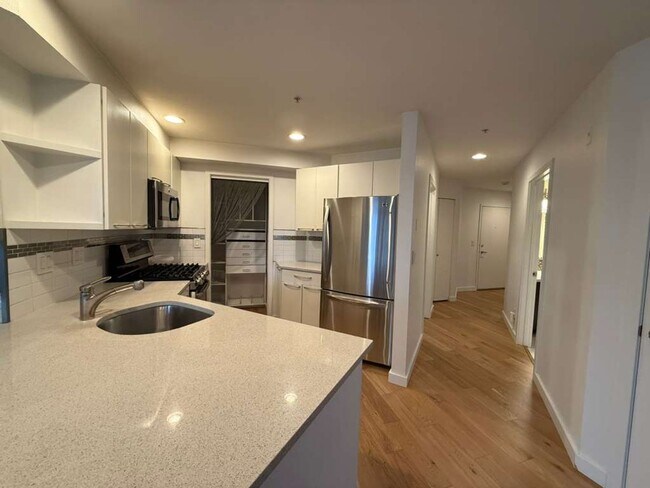 Building Photo - Two Bed Two Bath in Cap Hill (2 Parking Spaces and Storage Included!)