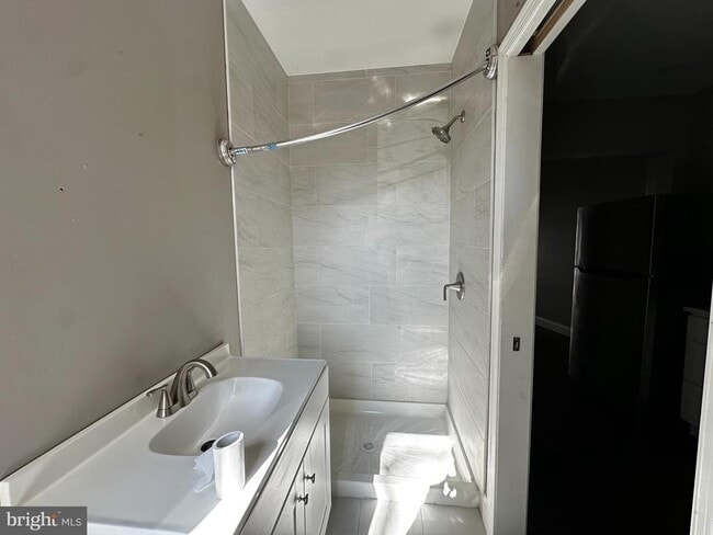 Building Photo - 6142 Larchwood Ave