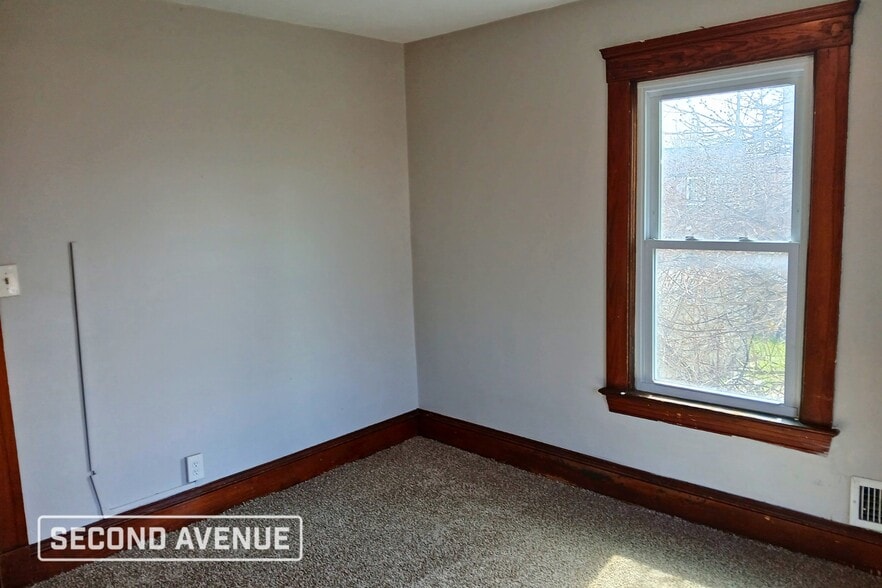 Building Photo - 2854 E 128th St