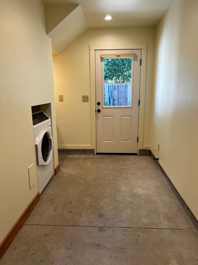 Building Photo - Rare 1 Bedroom/1 Bathroom ADU (With PG&E &...