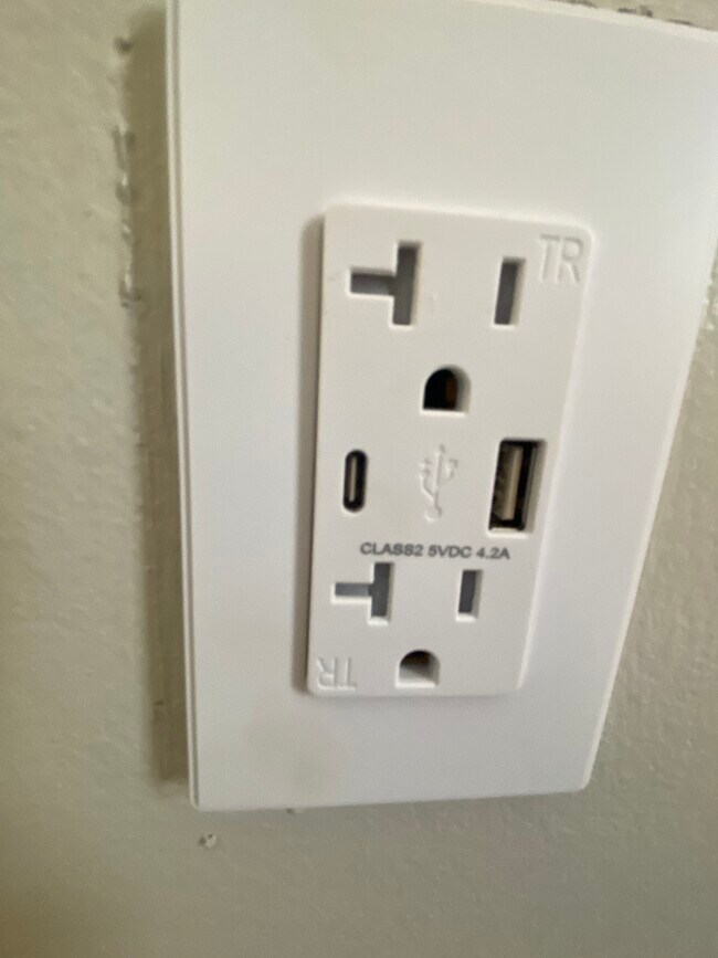 Building Photo - 1622 McCullough Ave NE