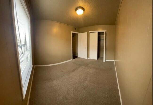 Building Photo - 775 W Sycamore St