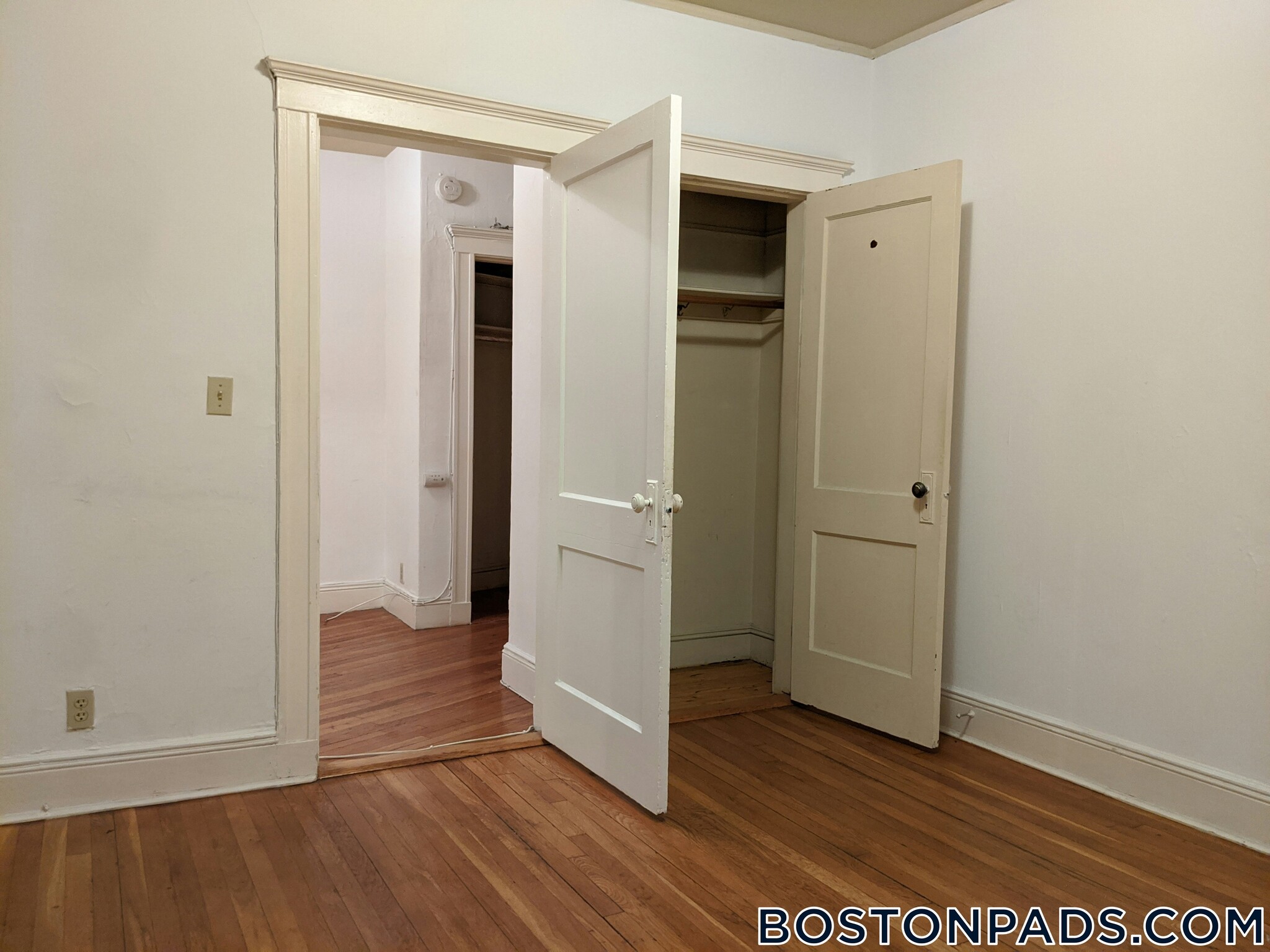 Building Photo - 137 Park Dr