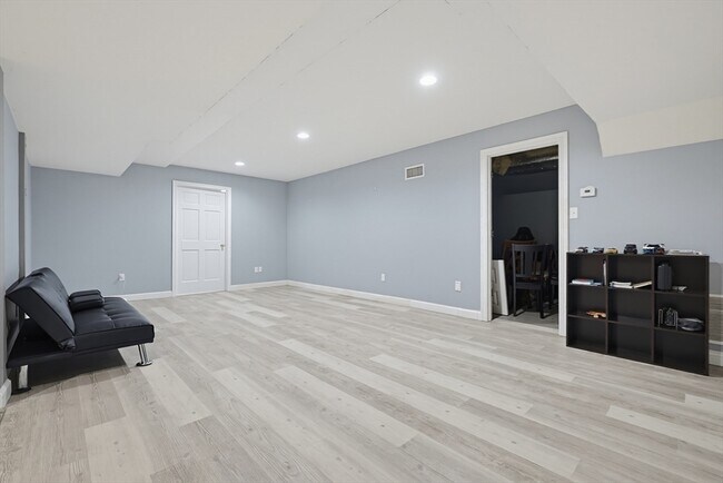 Building Photo - 6 Waterville Ln