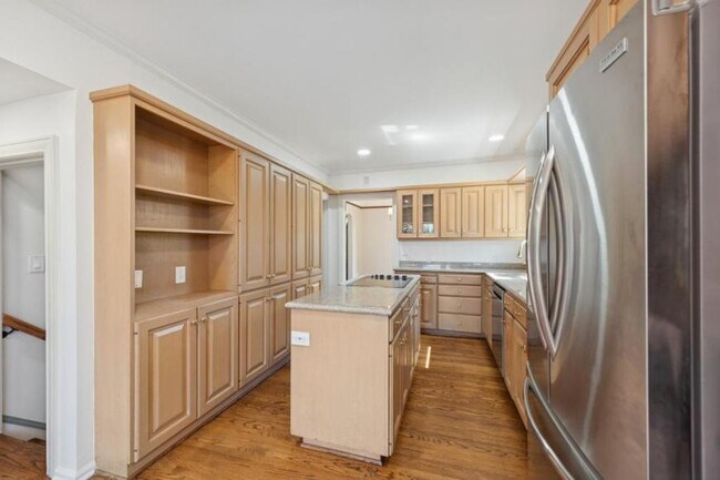 Building Photo - 5 bedroom in Seattle WA 98199
