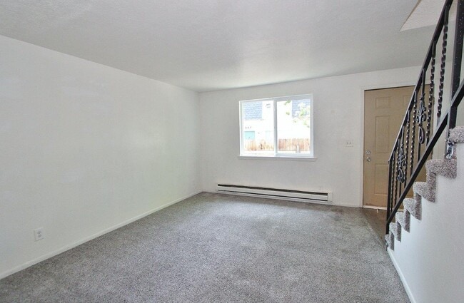 Building Photo - 804 W 7th St