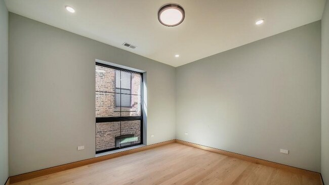 Building Photo - 2024 W Irving Park Rd