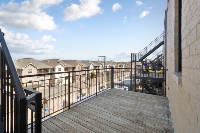 Building Photo - 2528 W Addison St