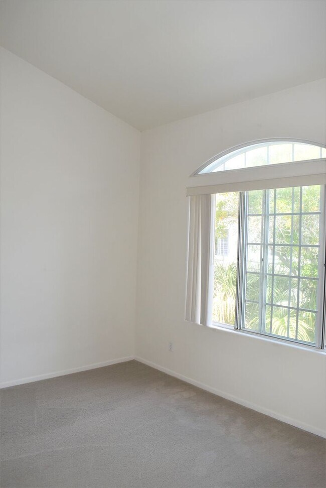 Building Photo - 3 Bedroom Townhome in La Jolla Village