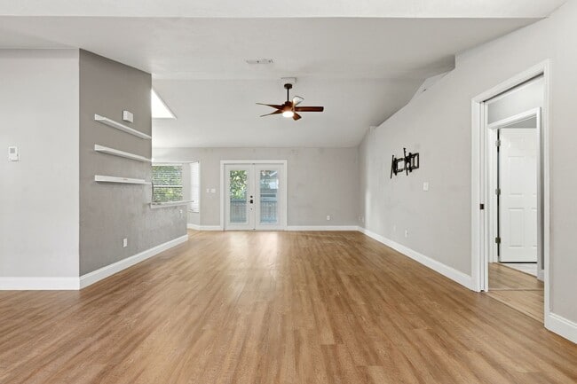 Building Photo - Wellington Place 3 Bedroom 2 Bath