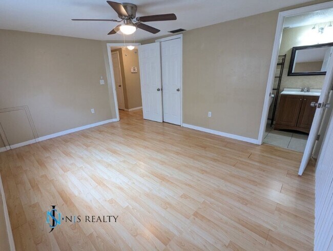 Building Photo - Beautiful 2/2/1 1600 Sq. Ft. with BONUS RO...