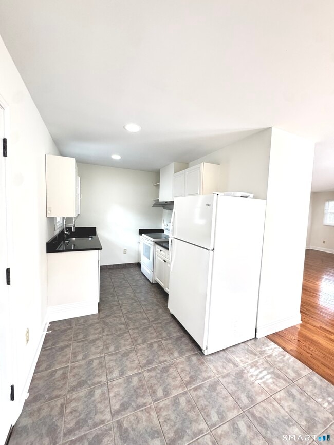 Building Photo - 93 New Canaan Ave
