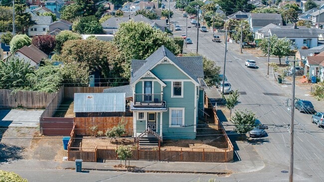 Building Photo - Charming 3-Bedroom Victorian Home in the H...