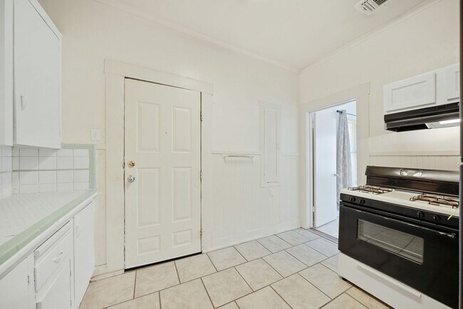 Building Photo - 2 Bedrooms and 1 Bathroom located in Denver Heights Subdivision