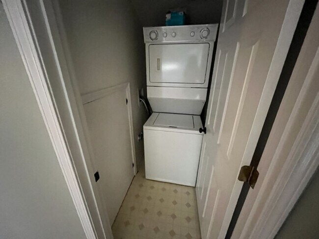 Building Photo - 883 Monroe Dr NE