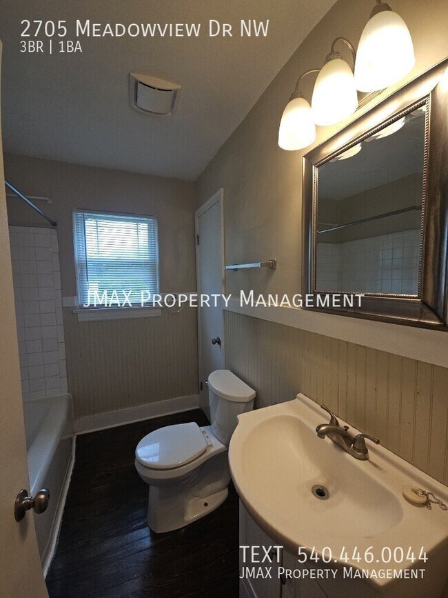 Building Photo - 2705 Meadowview Dr NW