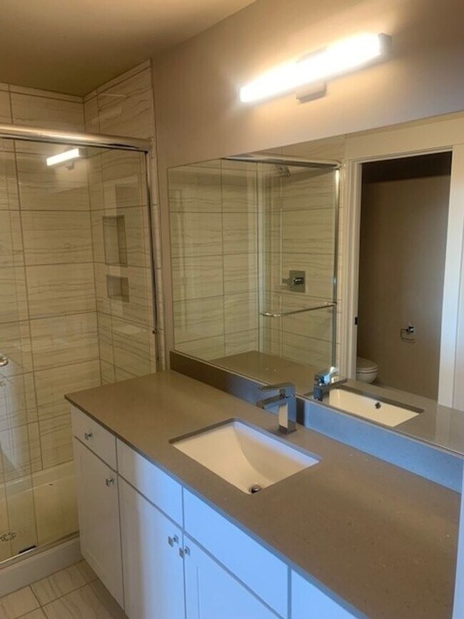 Building Photo - 3 Bed/3 Bath Modern and Luxurious Townhome in NE Bend