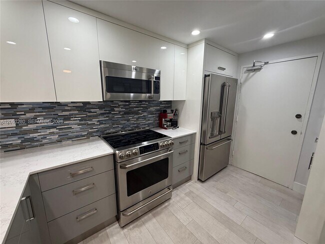 Building Photo - 5555 Collins Ave
