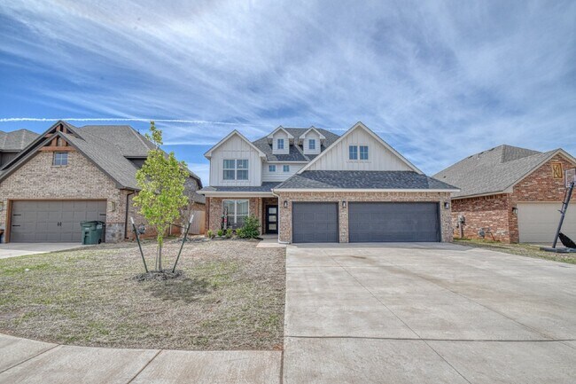Building Photo - Spacious 5-Bedroom Home with 3 Full Baths ...
