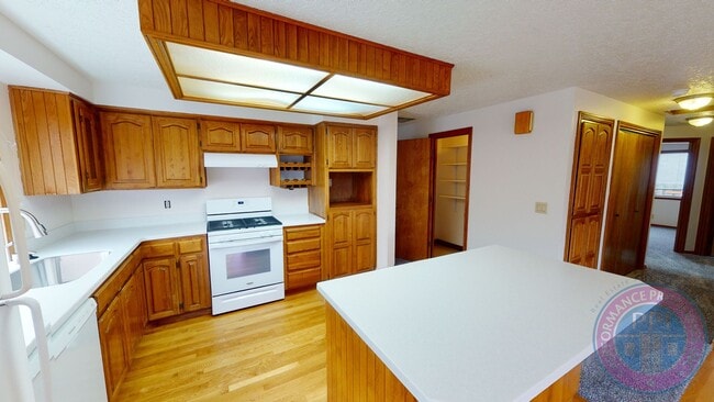 Building Photo - Summerlake Park - Prime Tigard Location, S...