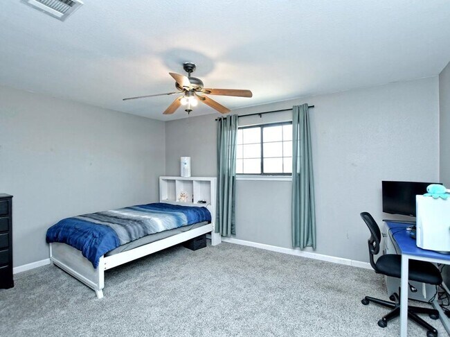 3rd bedroom - 102 N Prairie Ln