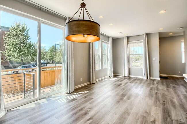 Building Photo - 3 Bed 2.5 Bath End Unit Home with FENCED Y...
