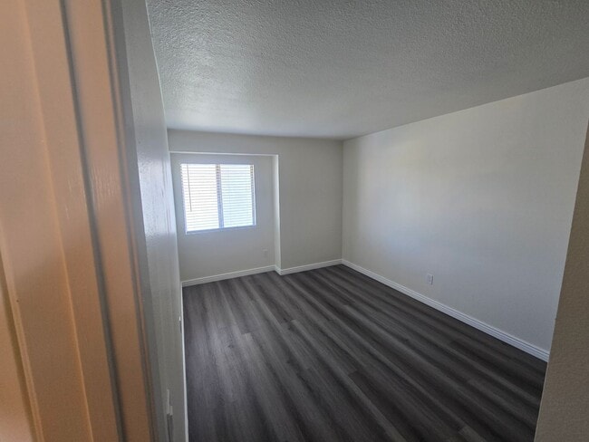 Building Photo - Beautifully renovated 3 Bed, 2 Bath condo!