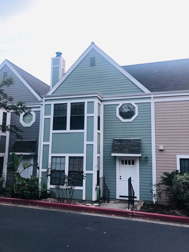 Building Photo - Benicia's 3 Bedrooms & 2.5 Bathrooms Townhouse, Water/Sewer/Trash Paid by HOA