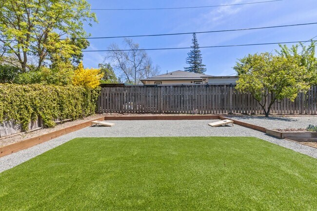 Building Photo - Fully Furnished 3-Bedroom, 1-Bath Modern Bungalow