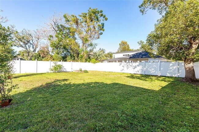 Building Photo - 1571 Magnolia Ave