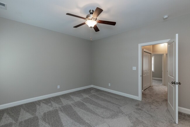 Building Photo - 3 bedroom/2.5 Bath End Unit Townhome in Ho...