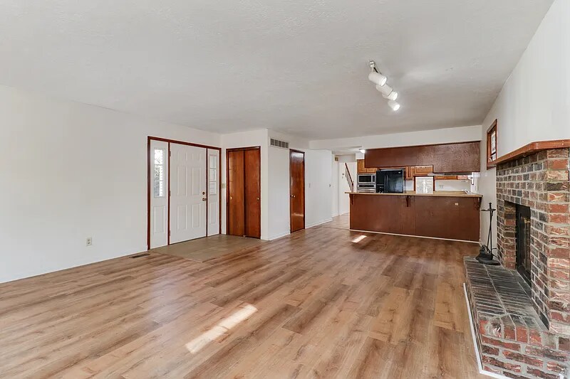 Building Photo - 913 S Linden St